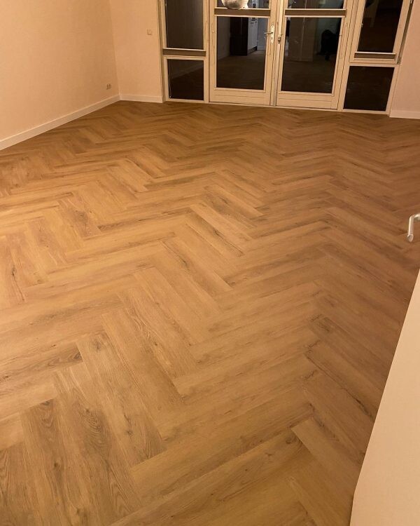 Visgraat PVC inclusief Egaliseren en Leggen per m²