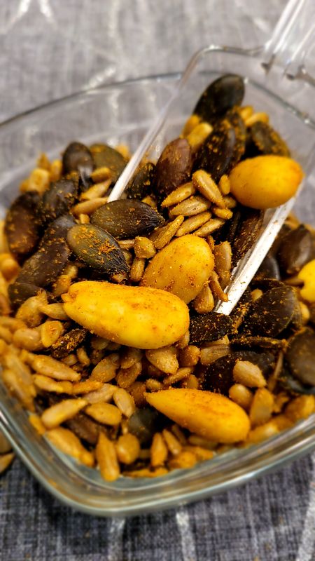 Mélange à grignoter graines et amandes grillées au curry