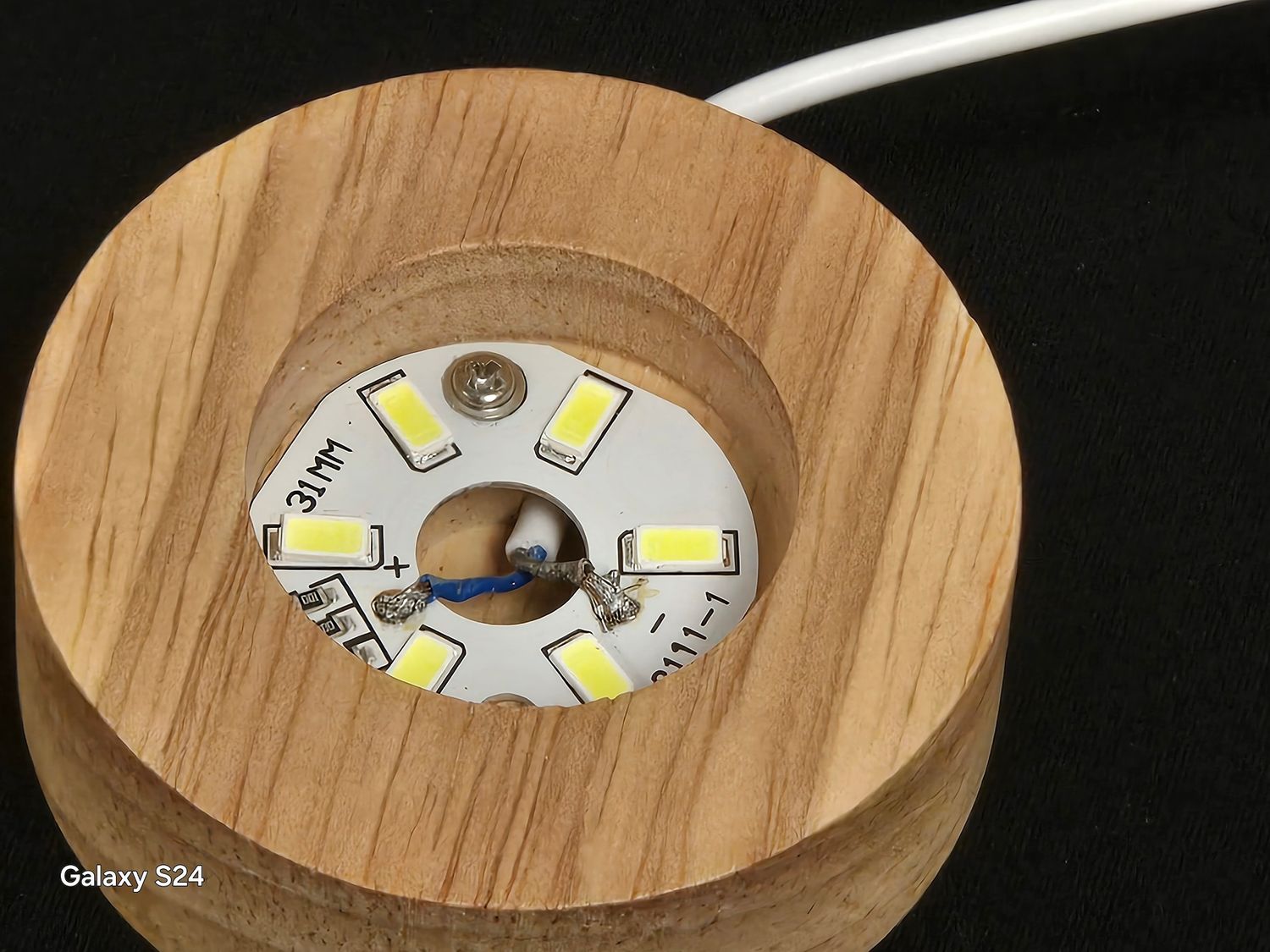 White LED Light display box Wood Base W/USB Plug / 4&quot;