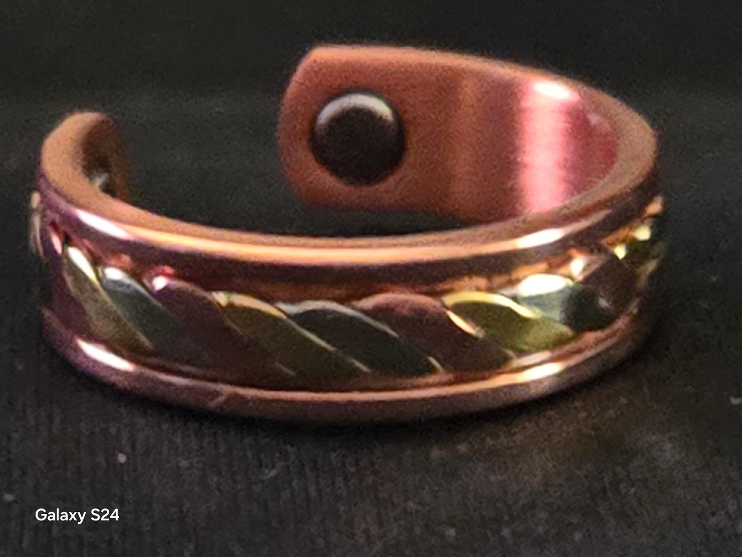 Metal Twist Ring W Magnets