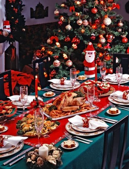 Repas Noel soir  1 apéritif + entrée: vol au vent de malsat + plats: carbonade de noël + fromages : parfum de Normandie sur son lit de mesclun + dessert : nougat glacée coulis de framboise + café