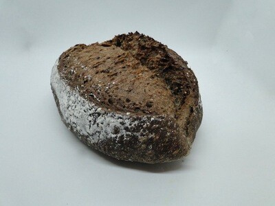 Boules de céréales noires tranchée