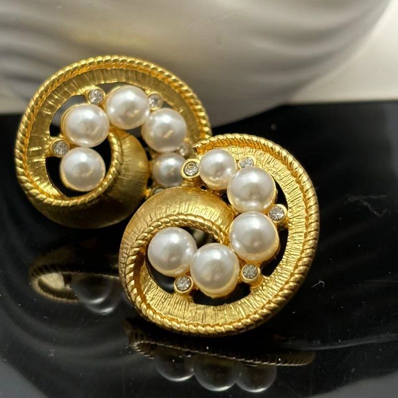 Medieval Vintage- Luxury,Trifari Pearl Earrings Medieval Vintage- Luxury,Trifari Pearl Earrings