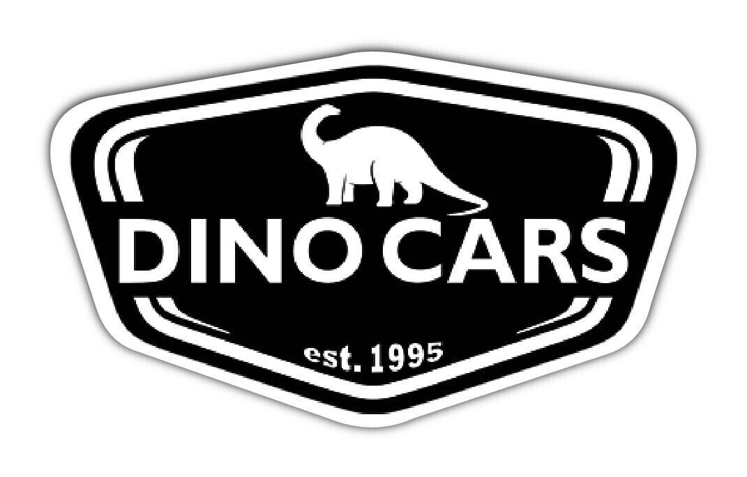 Pegatina negra con contorno blanco, que muestra un dinosaurio sobre el texto 'DINO CARS' y 'est. 1995'