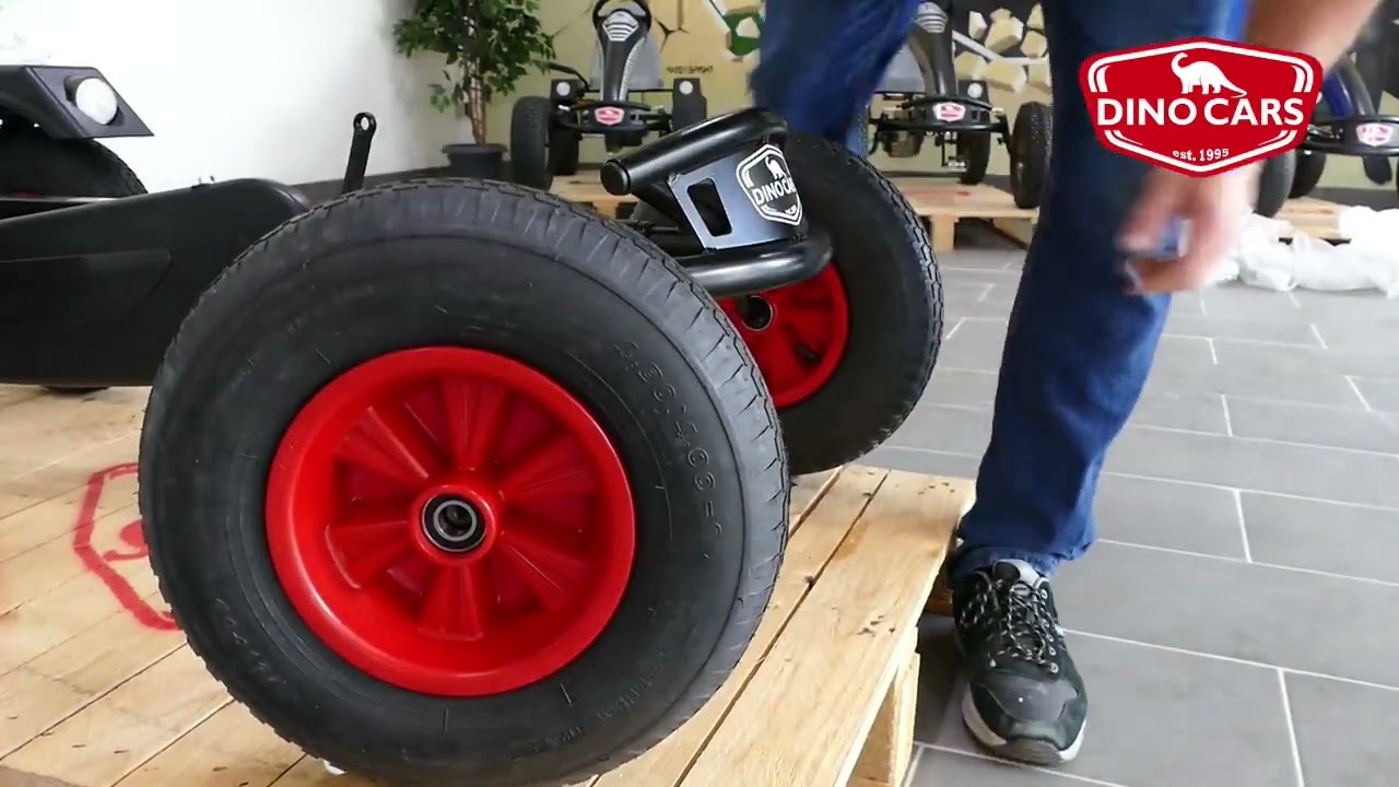 Vehículo de pedales Dino Cars Steel Racer BF1 en color rojo y negro con asiento grande y cuatro neumáticos