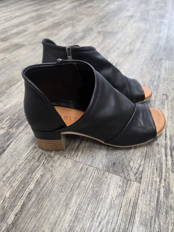 EVERLY LEATHER OPEN TOE SHOE GIA-01