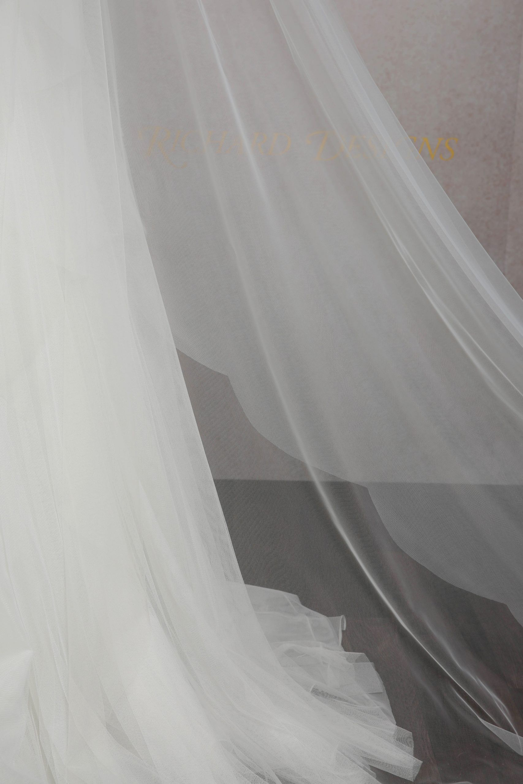 Cut Edge Scallop Drape Veil