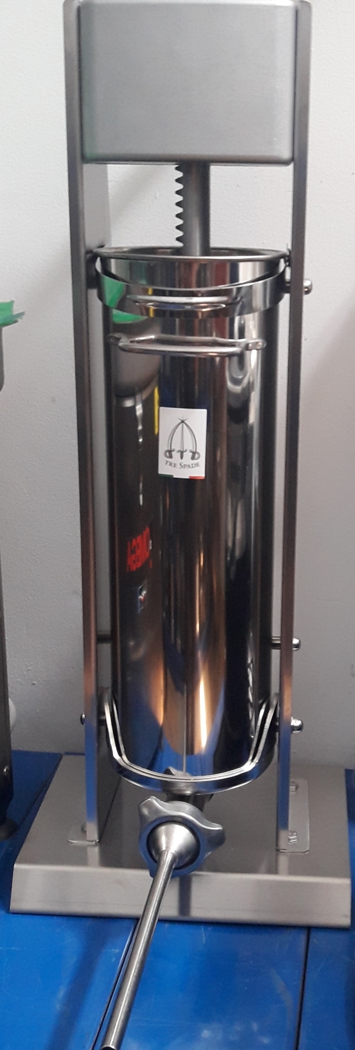 ממלא נקניקיות ידני Tre Spade בנפח 10 ליטר מנירוסטה – צילום מוצר על רקע לבן, רונה מכונות מזון