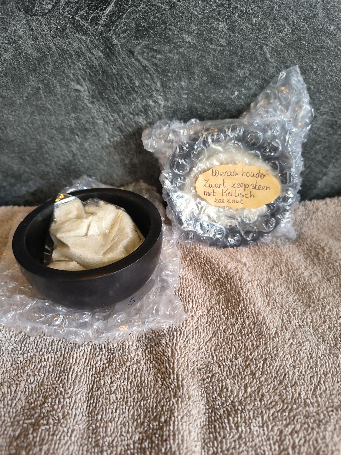 Wierook houder van zwart zeepsteen