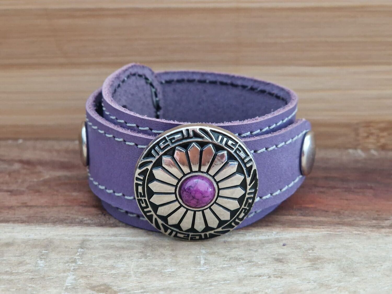 Overlap armband paars met concho
