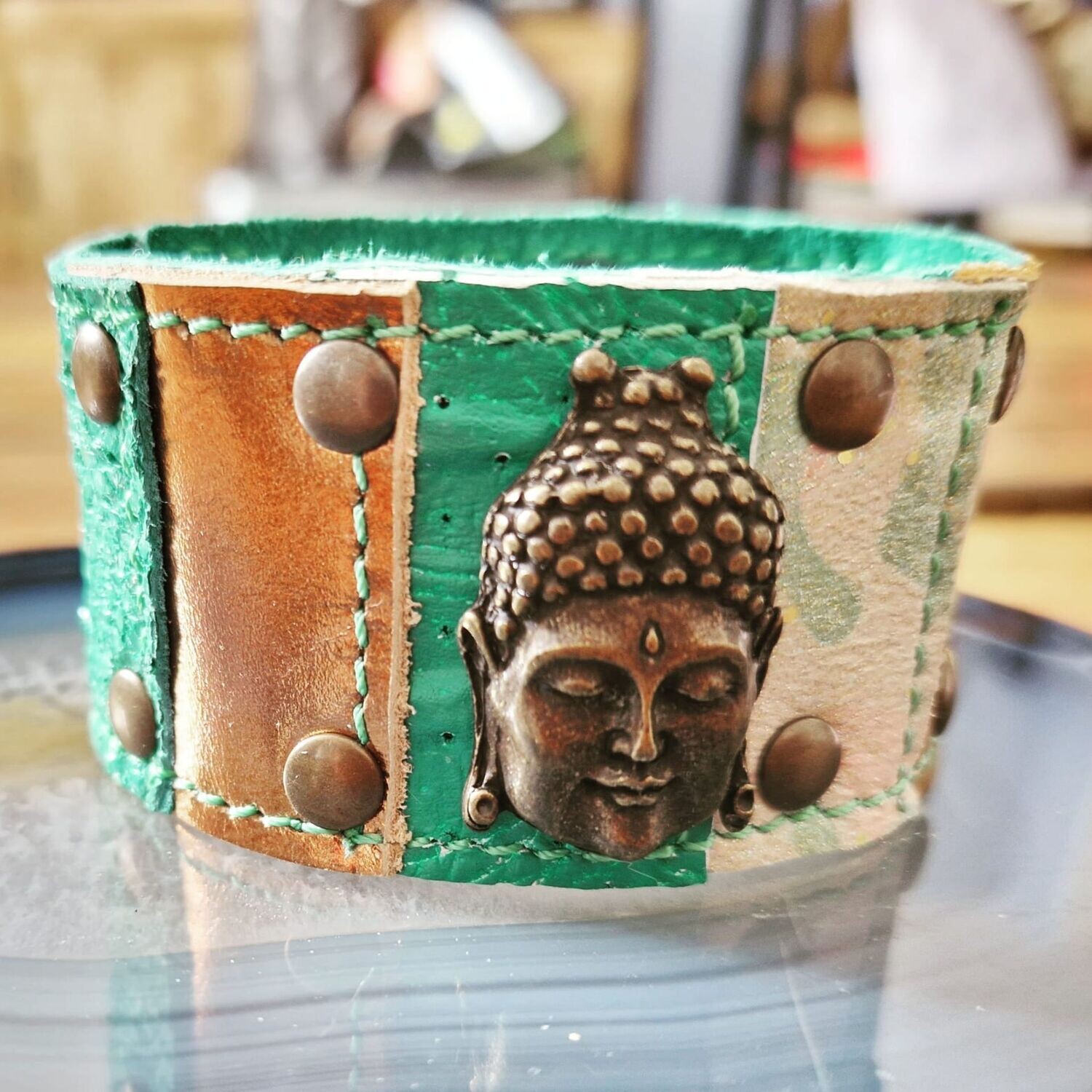 Studded leren armband Buddha- green/gold/bronze