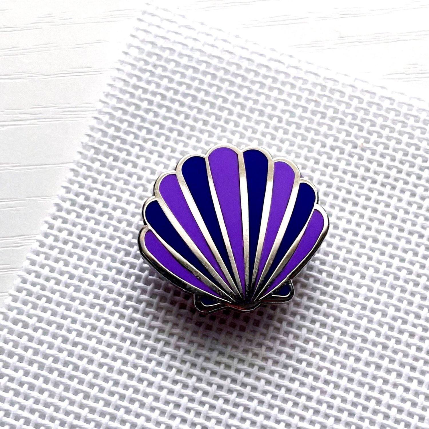Clamshell Needle Minder