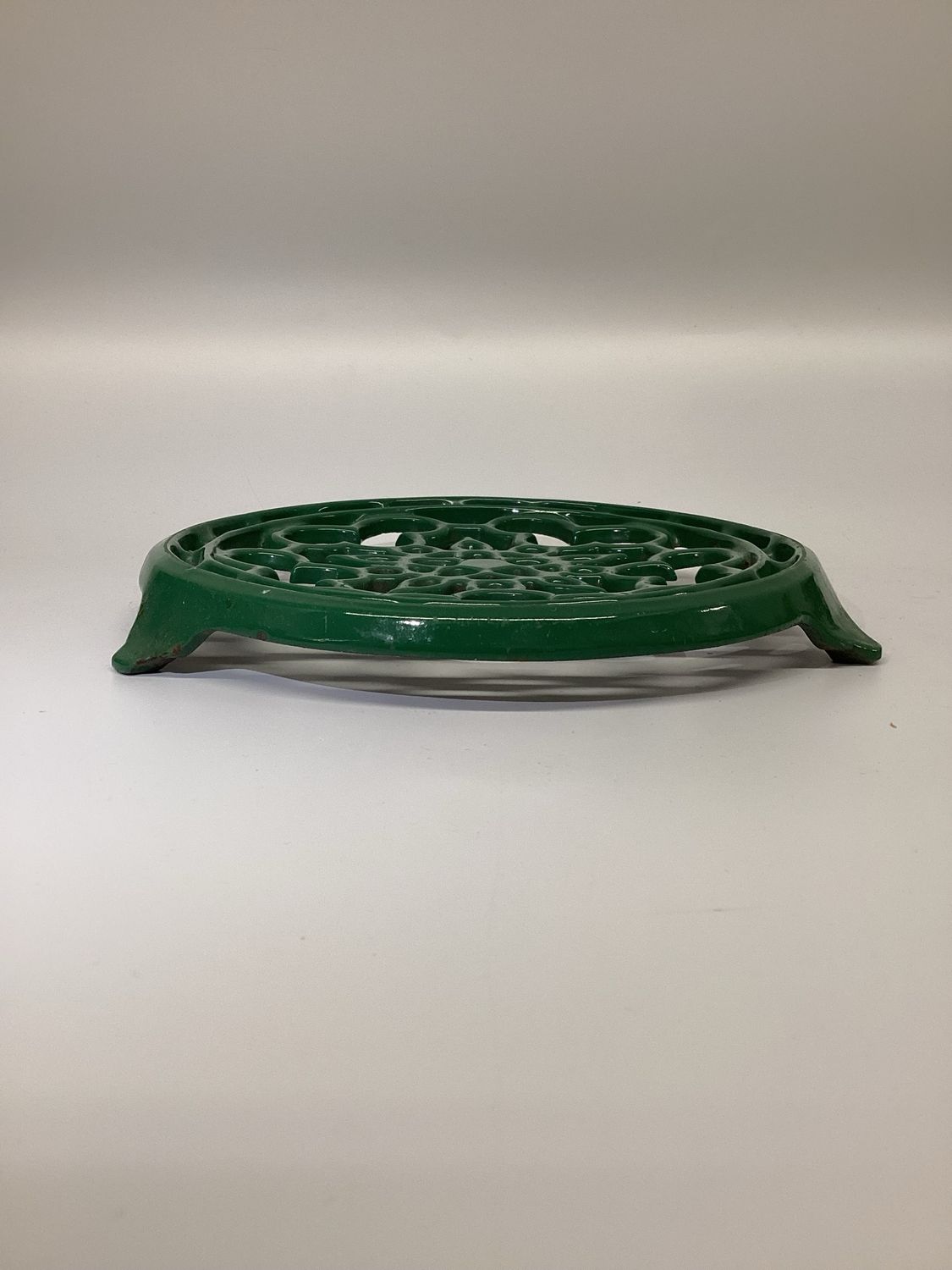 Cousances Enameled Cast Iron Trivet In Forest Green
