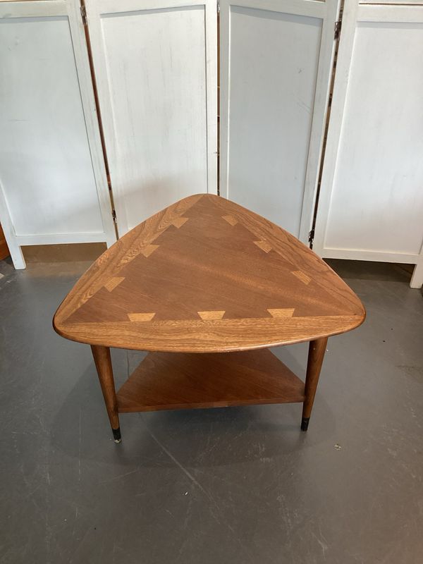 Lane Acclaim Guitar Pick Table