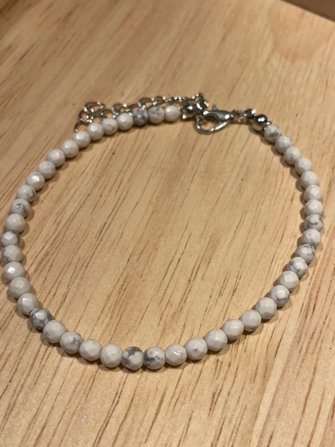 BRACELET EN HOWLITE