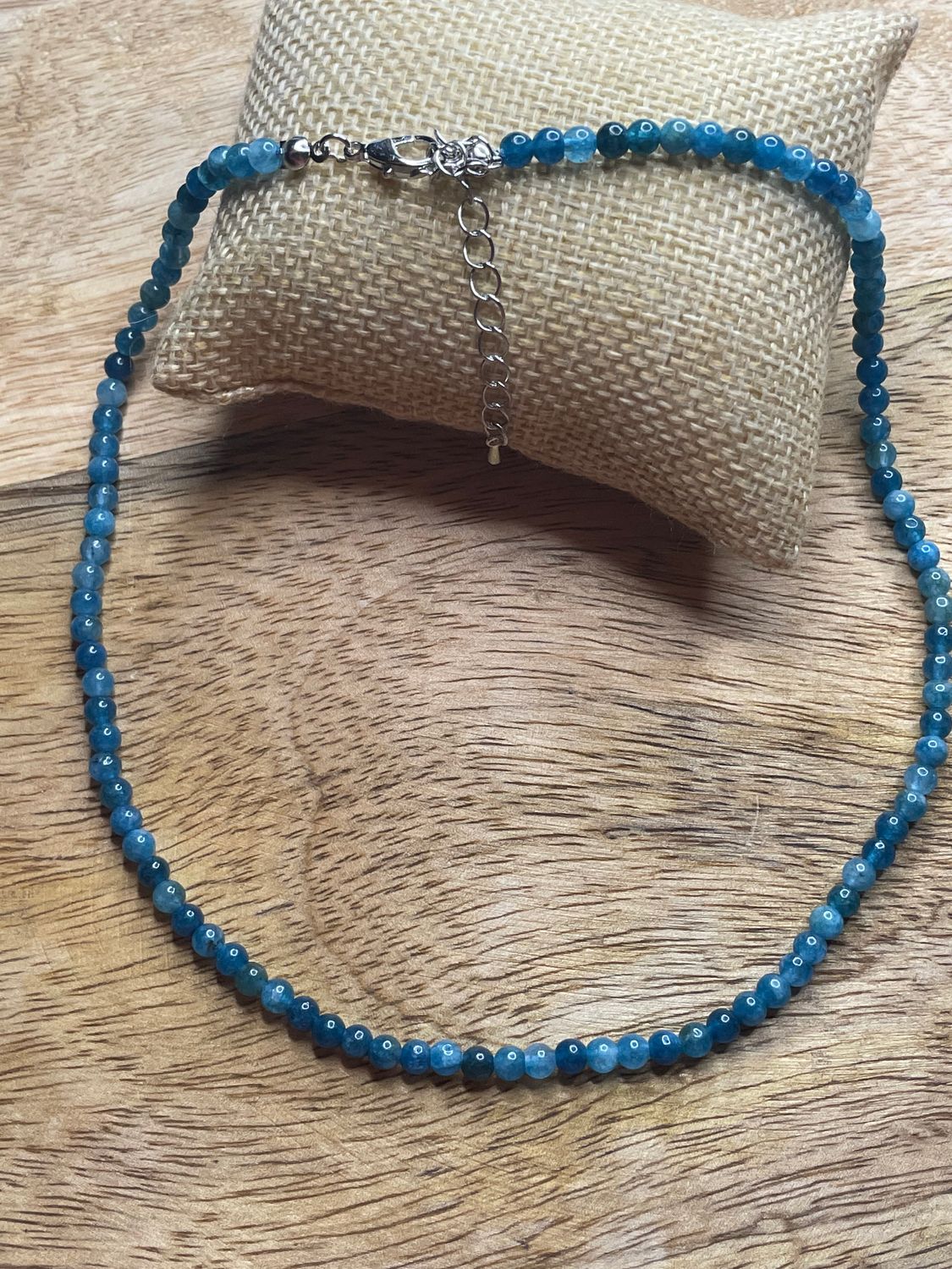 COLLIER EN APATITE BLEUE