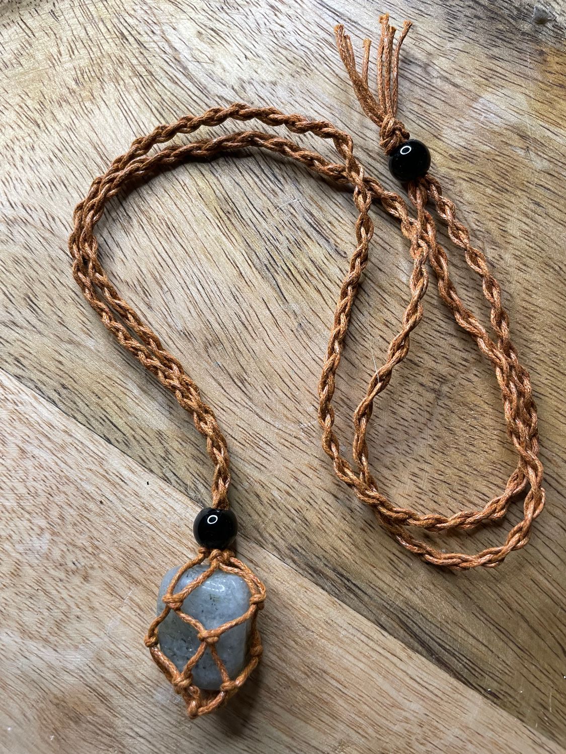 COLLIER AVEC FILET MARRON