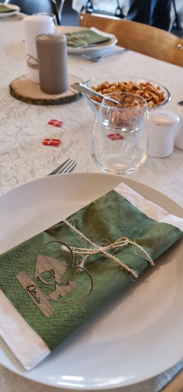 Bordkort Pige med Hest i Hjerte, udskåret i træ