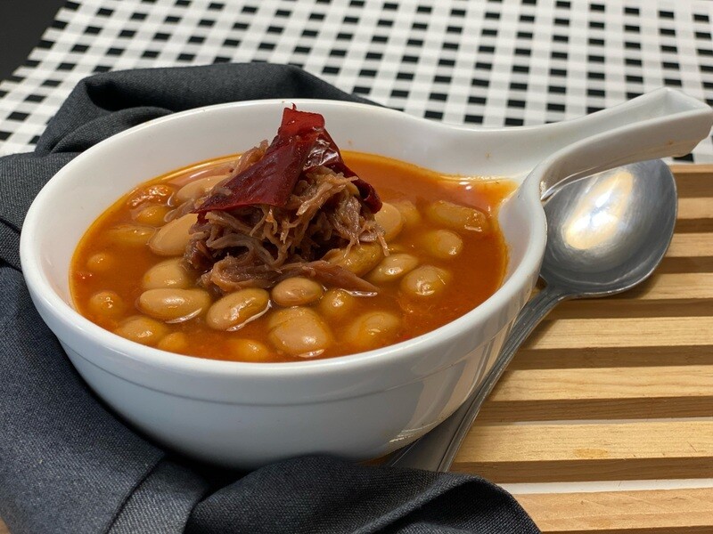 FRIJOLES BLANCOS CON CARNE Y CHILE ANCHO