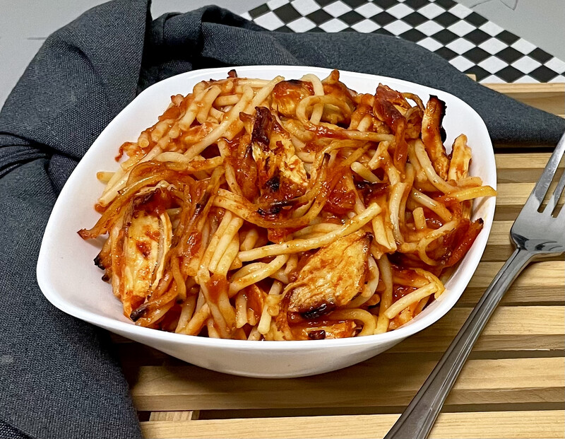 SPAGHETTI CON POLLO EN SALSA ROJA