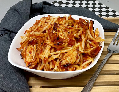 SPAGHETTI CON POLLO EN SALSA ROJA