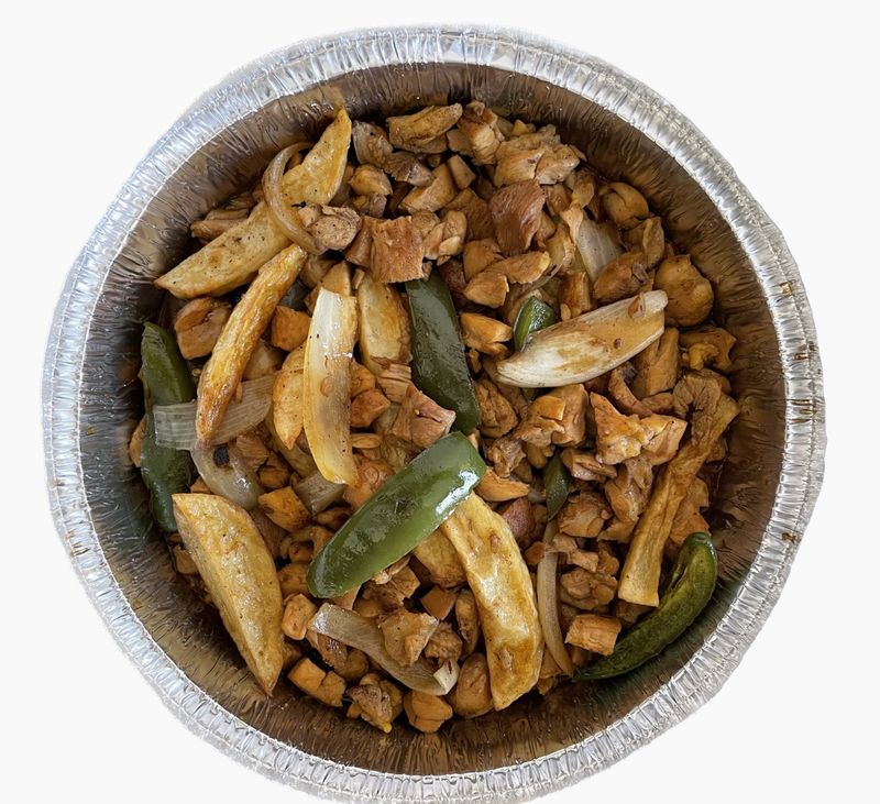POLLO TOREADO CON PAPAS, CEBOLLA Y CHILE, SALSA INGLESSA Y MAGGI 