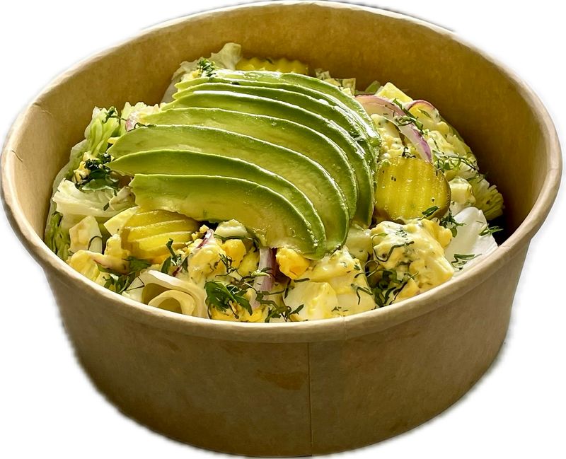 POWER EGG SALAD BOWL SOBRE LECHUGA CON AGUACATE
