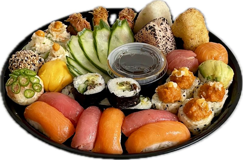 CHAROLA IMPERIAL DE SUSHIS SURTIDOS Y SALSA PONZU