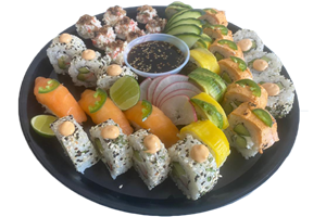 CHAROLA FAMILY SIZE DE SUSHIS SURTIDOS Y SALSA PONZU