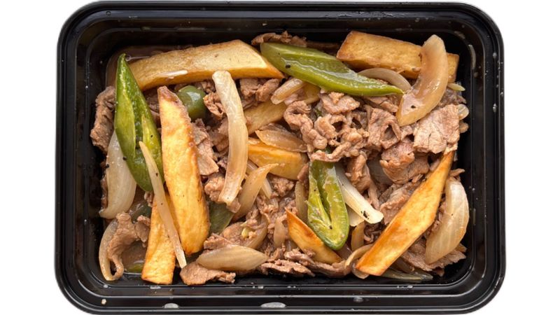 BISTEC TOREADO CON PAPAS, CEBOLLA, CHILE, SALSA INGLESA Y MAGGI 1/2 KG