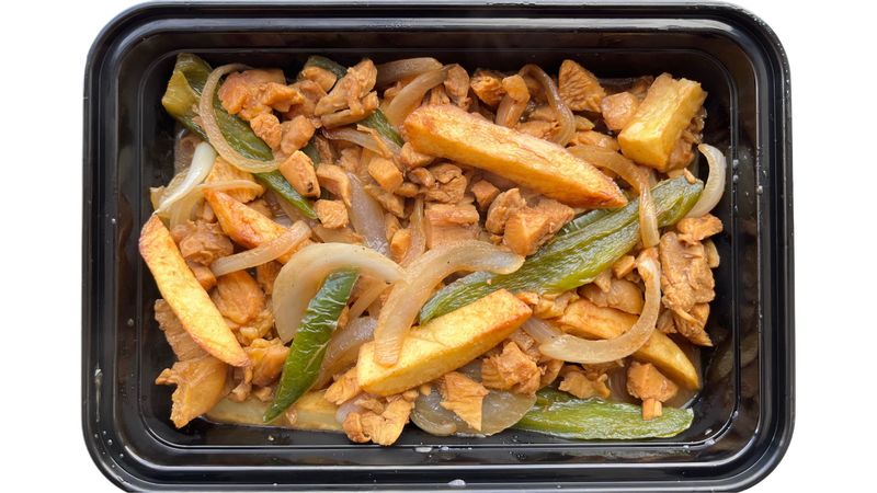 POLLO TOREADO CON PAPAS, CEBOLLA, CHILE, SALSA INGLESSA Y MAGGI 1/2 KG