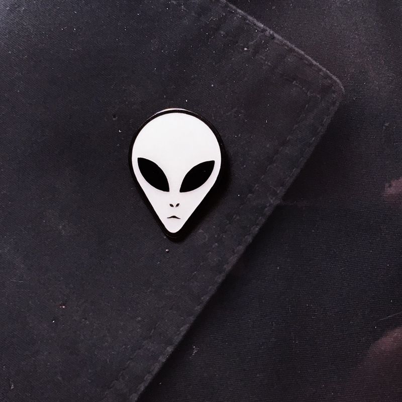 Alien Face Pin, gold trim (single item)