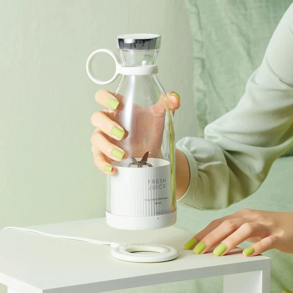 White Mini Portable Electric Blender &quot;Fresh Juice&quot;