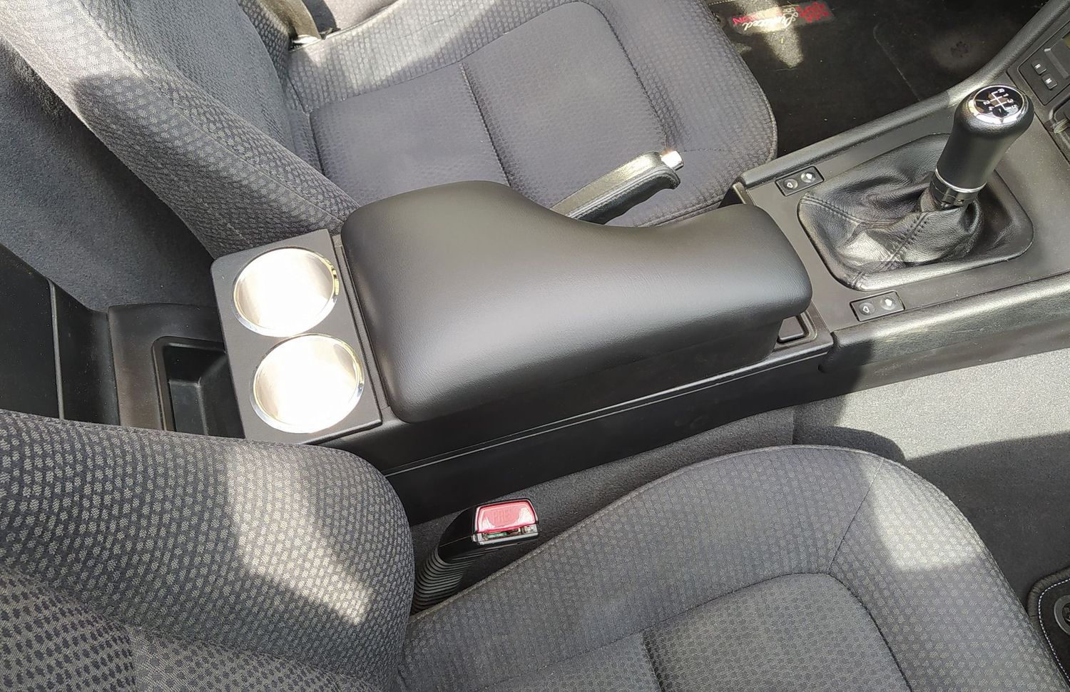 Armlehne ``BMW Z3´´ mit Becherhalter Armlehne ``BMW Z3´´ mit Becherhalter