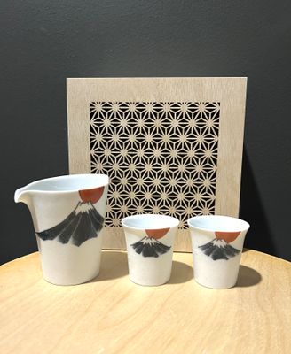 Arita Ware Mt. Fuji Sake Set(One Vessel + 2 Cups)