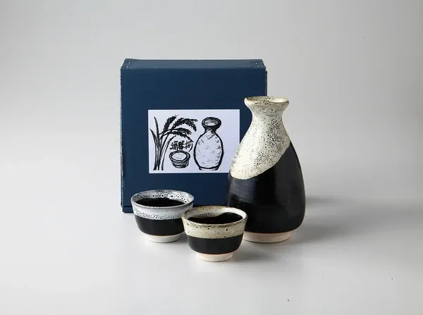Tokugaru Sake Bottle &amp; 2 Sake Cups Set  - 2 Colours