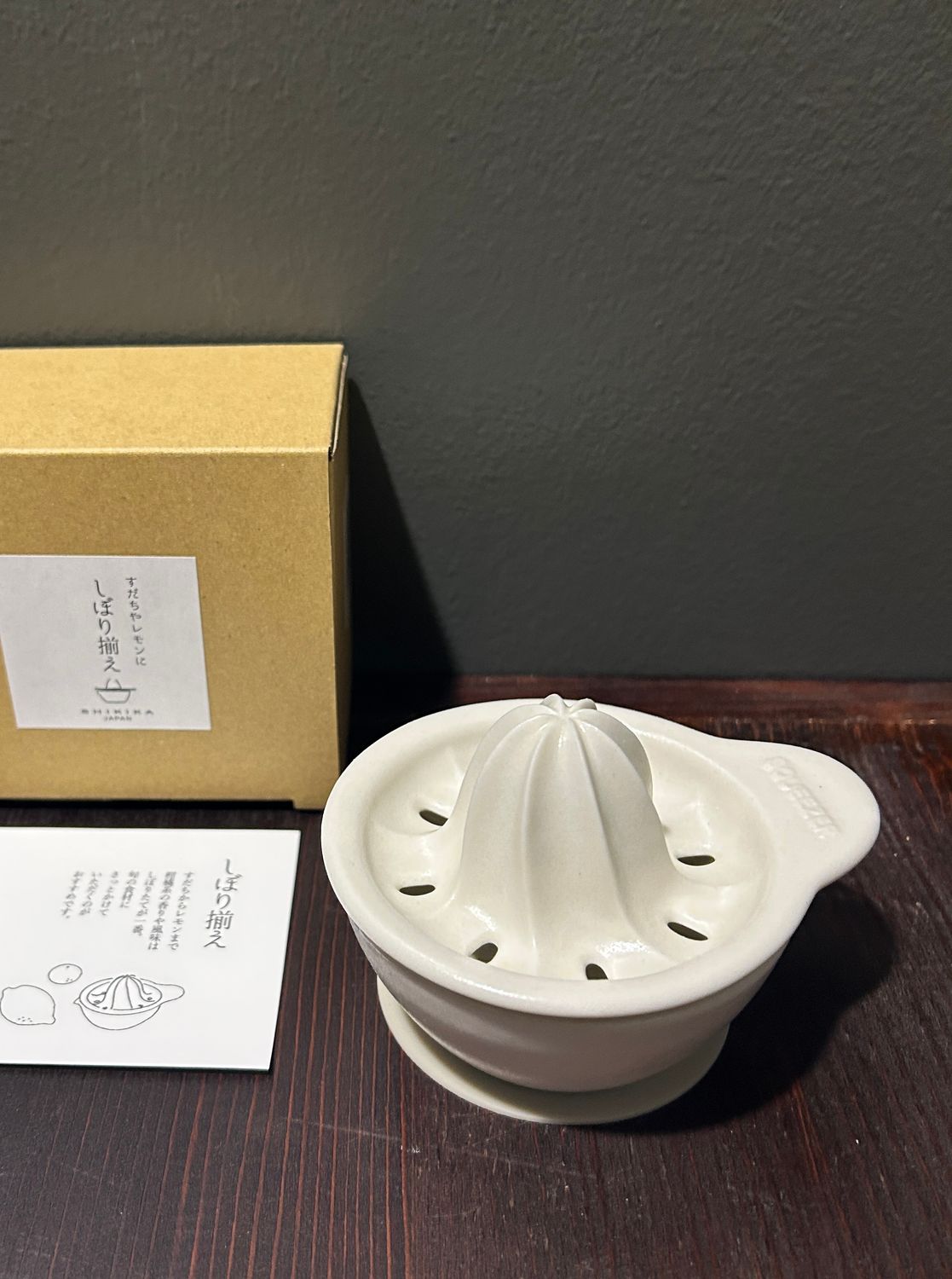 Ceramic Citrus Squeezer with SiliconMat