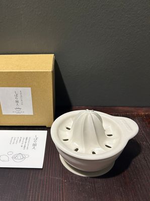 Ceramic Citrus Squeezer with SiliconMat