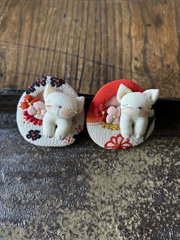Towa Chirimen Silk Brooch - Cat in a basket
