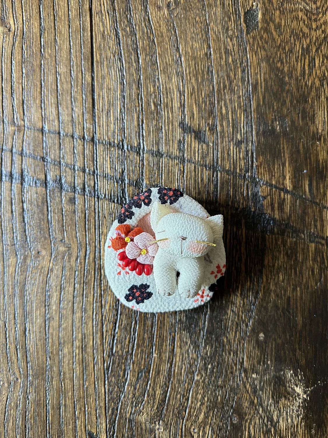 Towa Chirimen Silk Brooch - Cat in a basket, Pattern: Cat 1