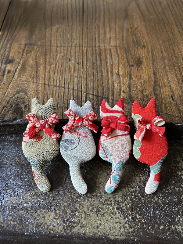 Towa Chirimen Silk Brooch - Cat with Red Ribbon