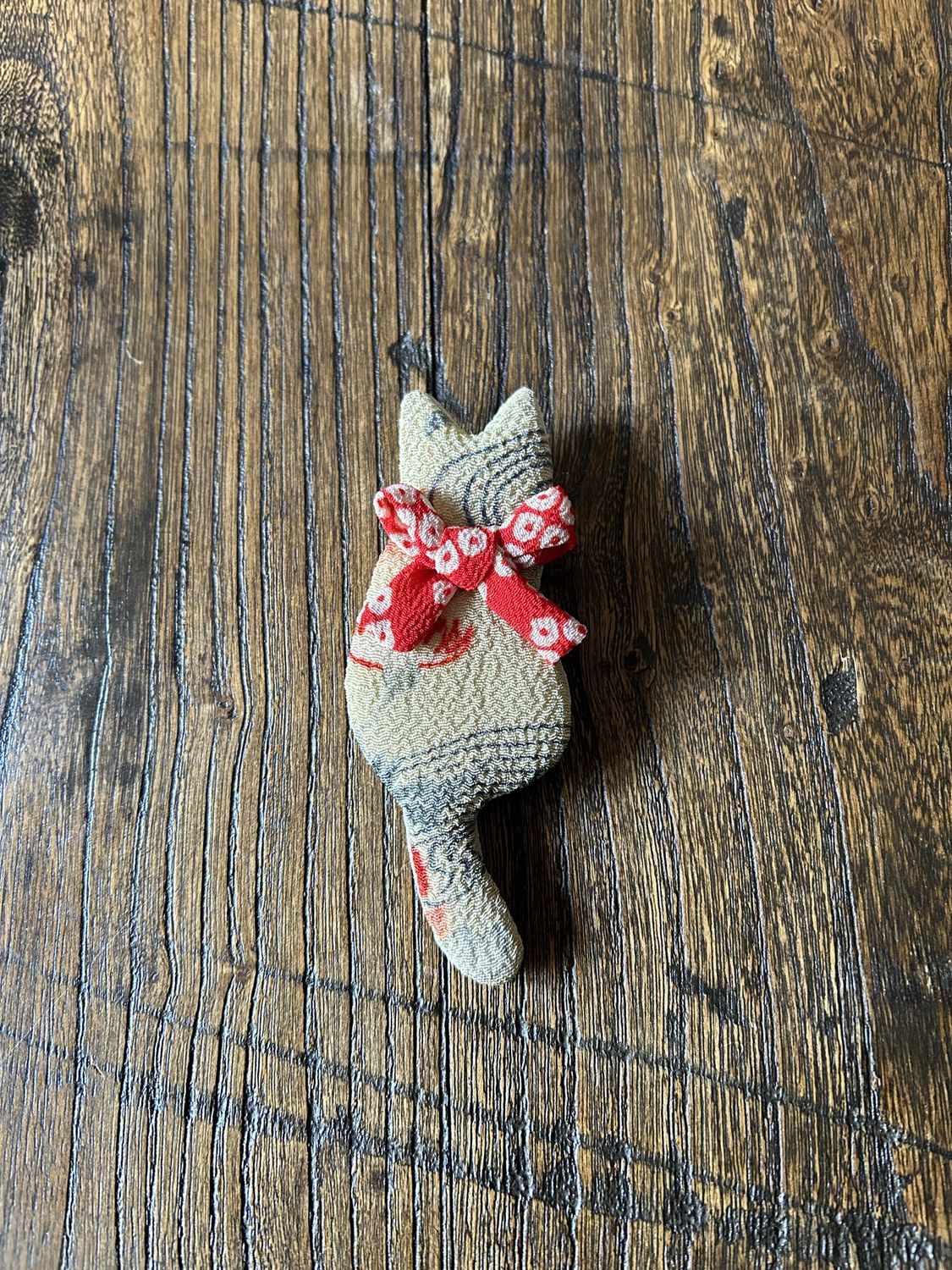 Towa Chirimen Silk Brooch - Cat with Red Ribbon, Colour: Cat 1