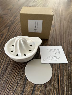 Ceramic Citrus Squeezer with Silicone Mat