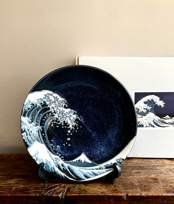 Great Wave Plate 25 cm Gift Box &amp; Stand