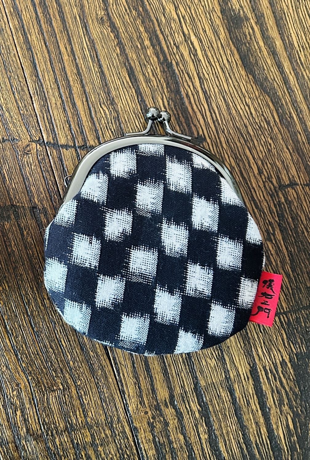 Giemon Kurume Kasuri Clasp Pouch – Ichimatsu Pattern