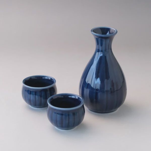 Kiku Sake Set - Vessel + two