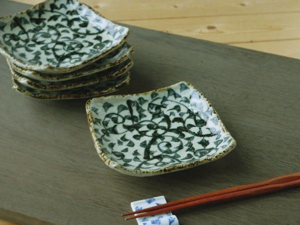 Tako Karakusa 15 cm Square Plate