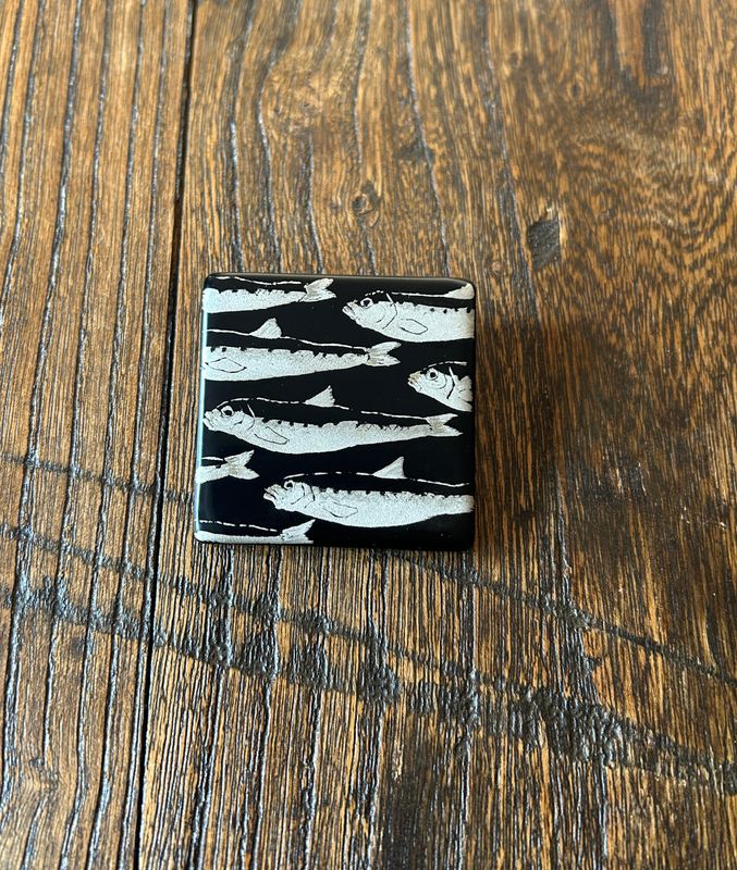 Natural Urushi Lacquer Wooden Brooch – Sardine Shoal