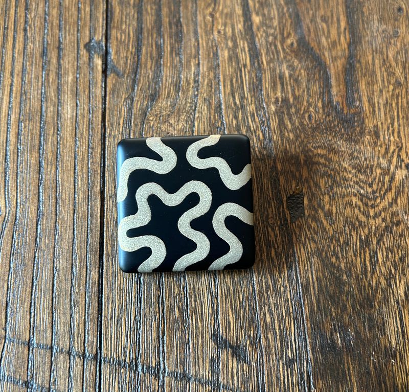 Natural Urushi Lacquer Wooden Brooch - Maze