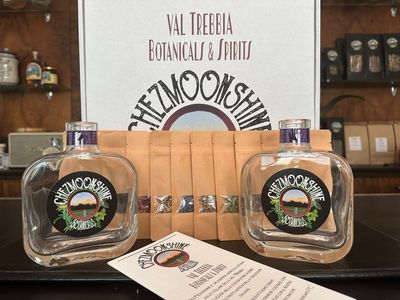 Box contenente un kit per creare il tuo Gin, Assenzio, Amaro o Vermouth a casa tua!Con la nostra box potrai sperimentare scegliendo tra 12 botaniche selezionate 100% italiane, coltivate dall'azienda agricola Chezmoonshine.